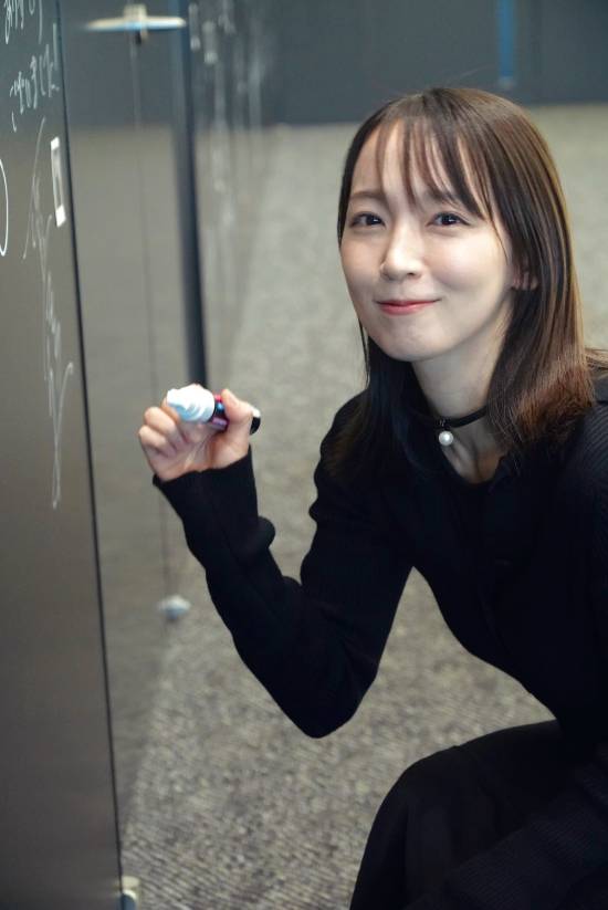 小岛秀夫又双叒叕和美女合影了！和吉冈里帆同比爱心(图4)