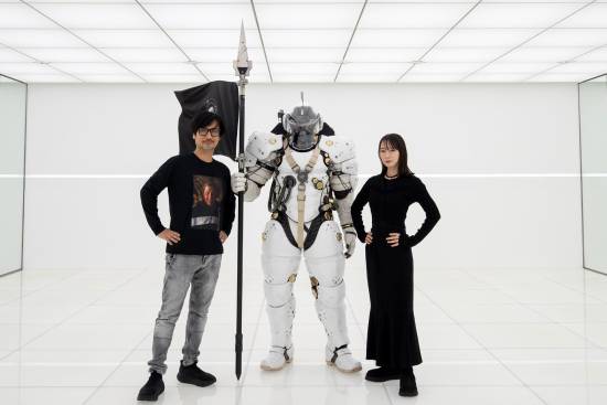 小岛秀夫又双叒叕和美女合影了！和吉冈里帆同比爱心(图1)