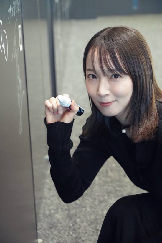 小岛秀夫又双叒叕和美女合影了！和吉冈里帆同比爱心(图6)