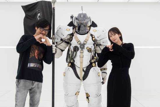 小岛秀夫又双叒叕和美女合影了！和吉冈里帆同比爱心(图2)