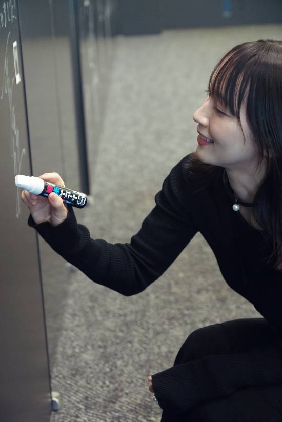 小岛秀夫又双叒叕和美女合影了！和吉冈里帆同比爱心(图5)