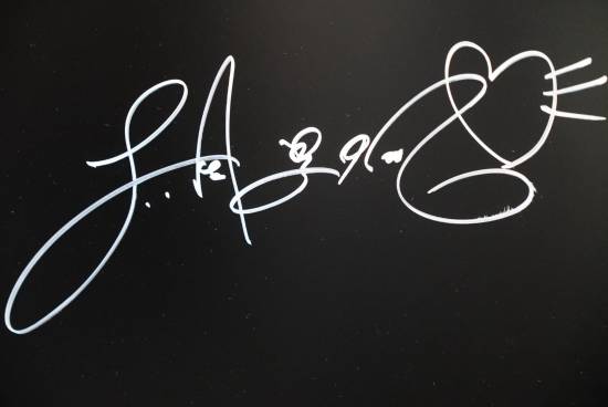 小岛秀夫又双叒叕和美女合影了！和吉冈里帆同比爱心(图7)