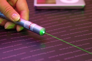 使用激光笔需谨慎！8岁男孩被直射眼睛视力仅剩0.4