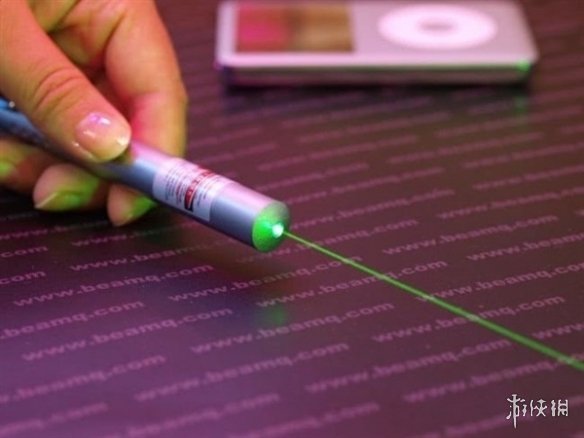 使用激光笔需谨慎！8岁男孩被直射眼睛视力仅剩0.4(图2)