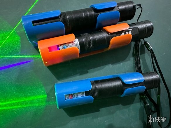 使用激光笔需谨慎！8岁男孩被直射眼睛视力仅剩0.4(图1)