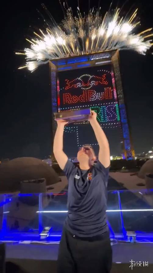 夜空巨制！三千无人机上演立体《俄罗斯方块》方块雨(图2)