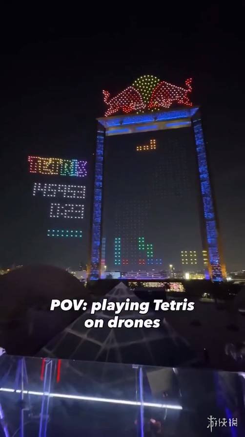 夜空巨制！三千无人机上演立体《俄罗斯方块》方块雨(图1)