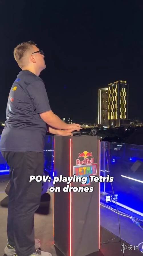 夜空巨制！三千无人机上演立体《俄罗斯方块》方块雨(图3)