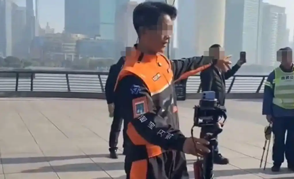 男子直播扰乱秩序并煽动“人肉”保安！已被警方行拘