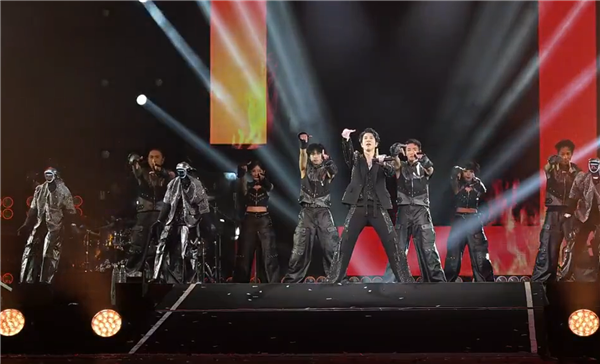 机器人为王力宏伴舞！马斯克赞叹“令人印象深刻”