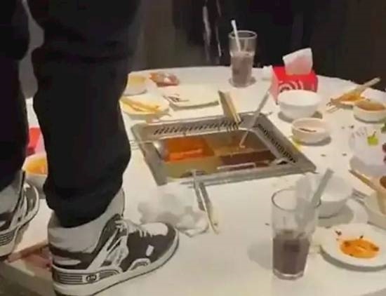 熊孩子向火锅中小便！父母被判赔偿220万并公开道歉(图1)