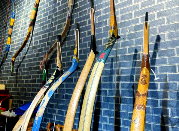 我国现存仍完整保存传统弓箭制作技艺的弓箭铺是？