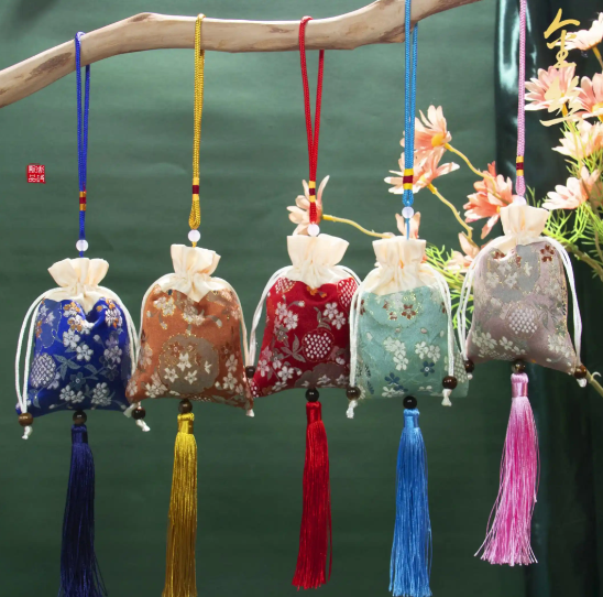 端午节的“香包”里面通常装什么？