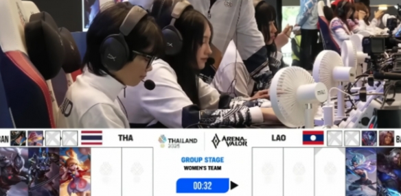 竖中指+躲镜头，RoV女选手比赛上演幽灵代打(图1)