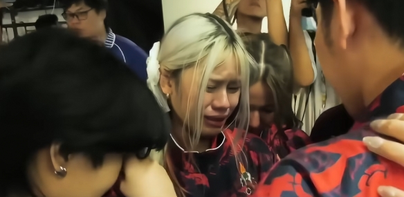 竖中指+躲镜头，RoV女选手比赛上演幽灵代打(图4)