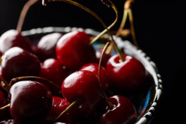 车厘子含褪黑素吃了可助眠?专家:成吨食用才有效果