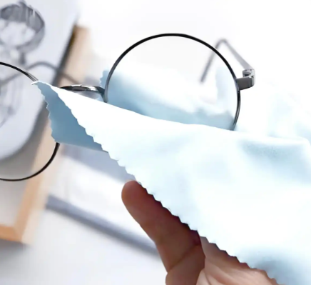 眼镜布的边缘为何经常切成锯齿状？