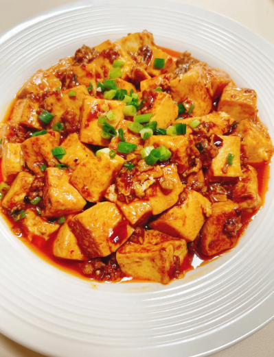 “麻婆豆腐”中的“麻”味，主要来源于哪种调料？