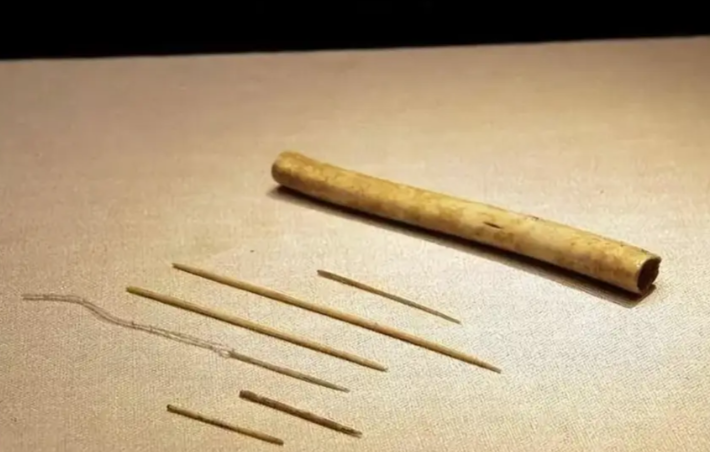 中医针灸历史上，最早的针刺工具是什么材质？