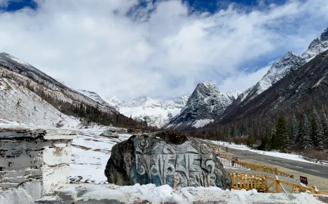 在高海拔地区旅行，哪种办法有助于预防高原反应？