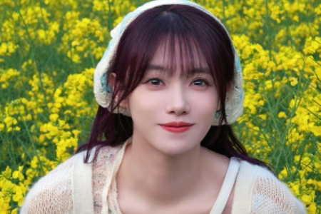 LPL女主持人小钰晒春游照：笑容甜美 已走出分手阴霾