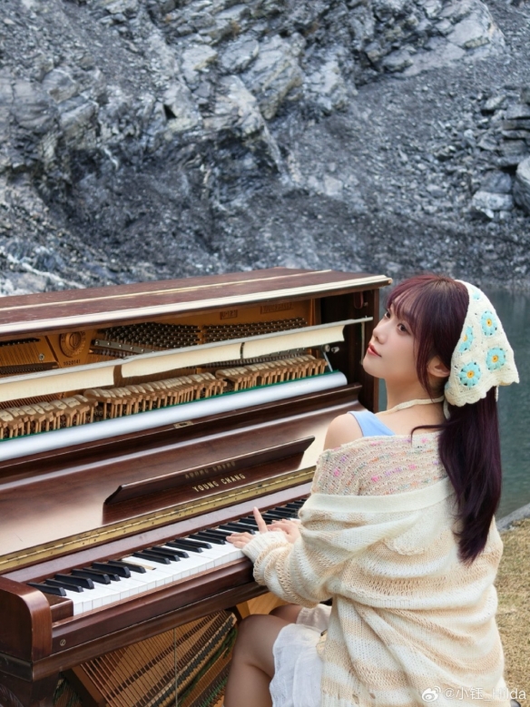 LPL女主持人小钰晒春游照：笑容甜美 已走出分手阴霾(图2)