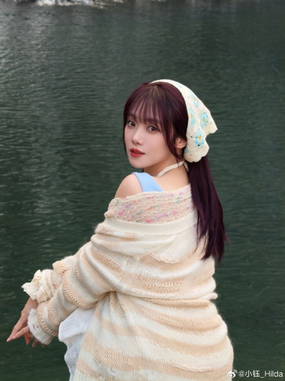 LPL女主持人小钰晒春游照：笑容甜美 已走出分手阴霾(图4)