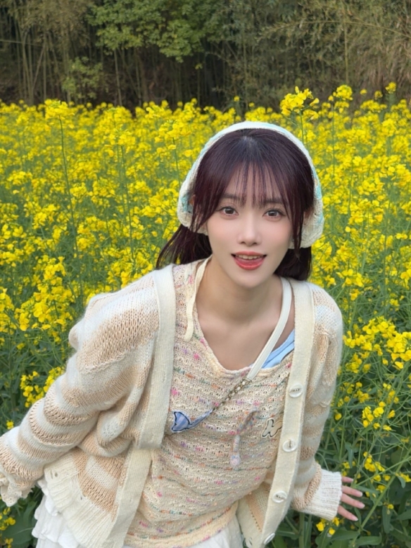 LPL女主持人小钰晒春游照：笑容甜美 已走出分手阴霾(图7)