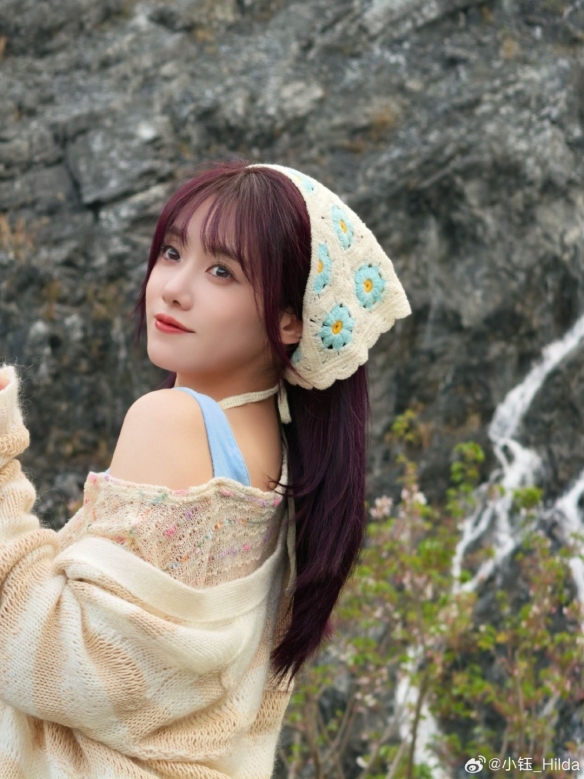 LPL女主持人小钰晒春游照：笑容甜美 已走出分手阴霾(图8)