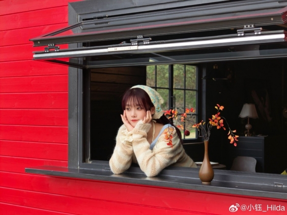 LPL女主持人小钰晒春游照：笑容甜美 已走出分手阴霾(图1)