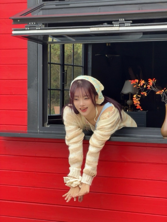 LPL女主持人小钰晒春游照：笑容甜美 已走出分手阴霾(图3)