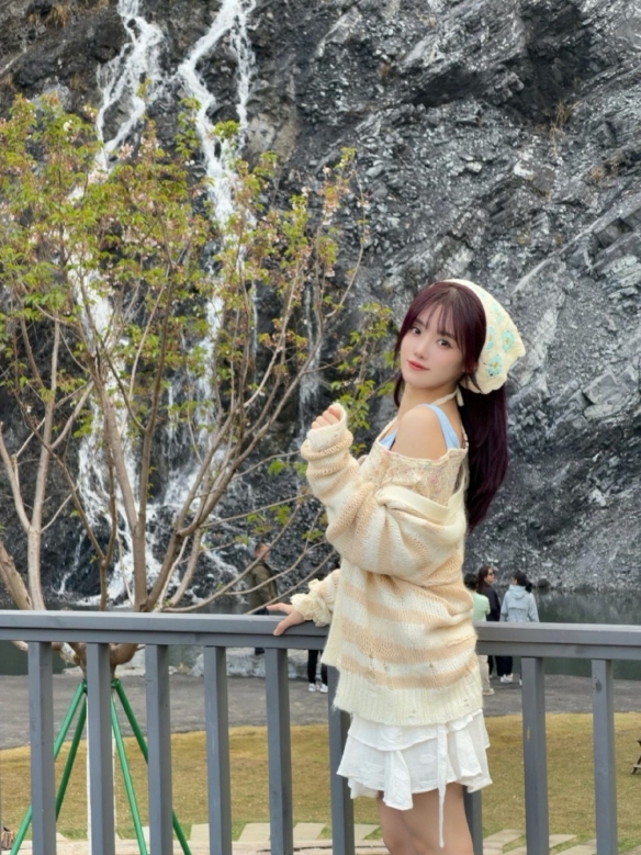 LPL女主持人小钰晒春游照：笑容甜美 已走出分手阴霾(图10)