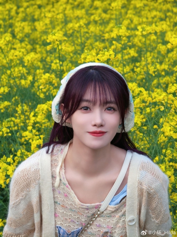 LPL女主持人小钰晒春游照：笑容甜美 已走出分手阴霾(图5)