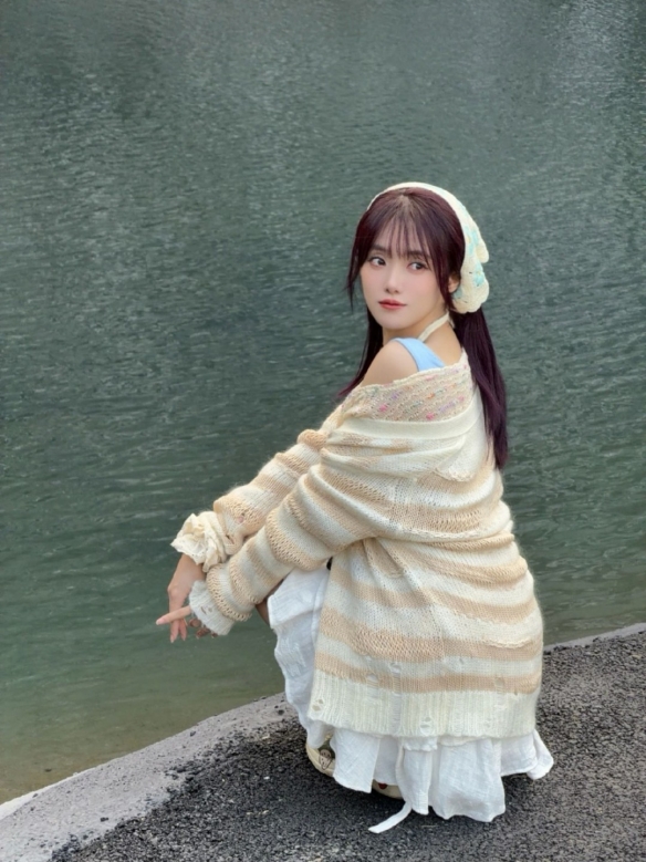 LPL女主持人小钰晒春游照：笑容甜美 已走出分手阴霾(图6)