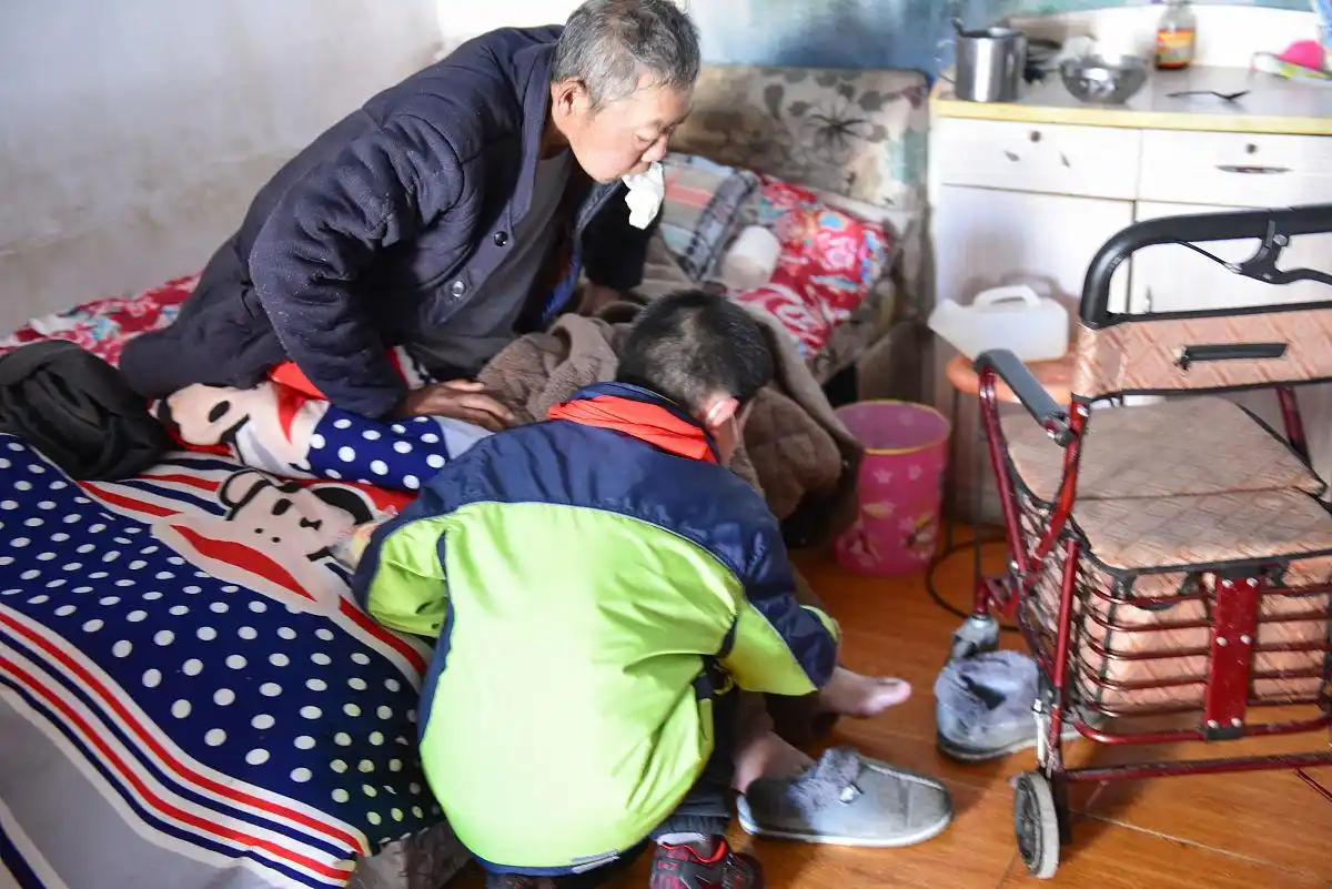 他把学校午饭的肉省下来 只为留住生命里最重要的人(图4)