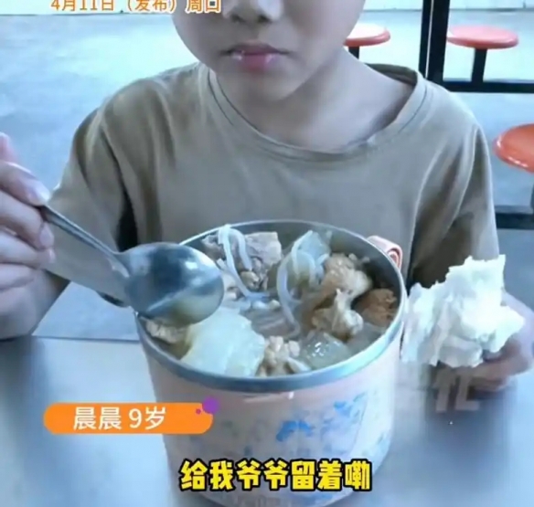 他把学校午饭的肉省下来 只为留住生命里最重要的人(图3)