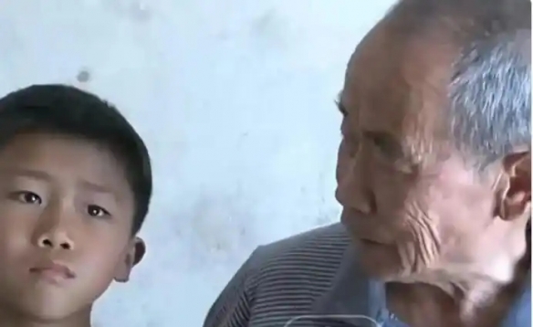 他把学校午饭的肉省下来 只为留住生命里最重要的人(图1)