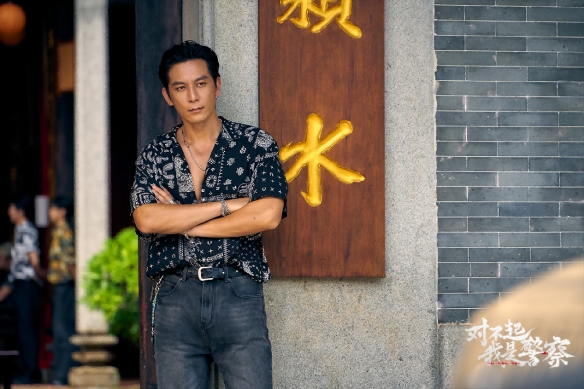 白袜、胸肌、花臂《对不起，我是警察》“男色”荷尔蒙爆棚(图3)