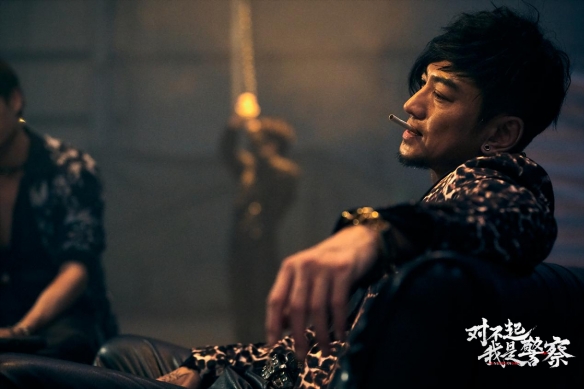 白袜、胸肌、花臂《对不起，我是警察》“男色”荷尔蒙爆棚(图4)