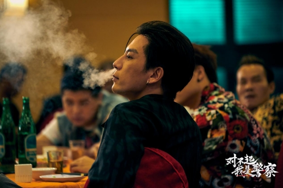 白袜、胸肌、花臂《对不起，我是警察》“男色”荷尔蒙爆棚(图1)