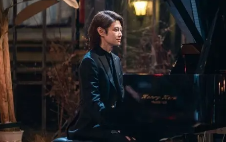 钢铁森林戚严是老蝎吗