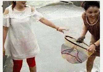 没长大的毛子碰到毛妹 动图 你这辐射游戏是正经的么?(图1)